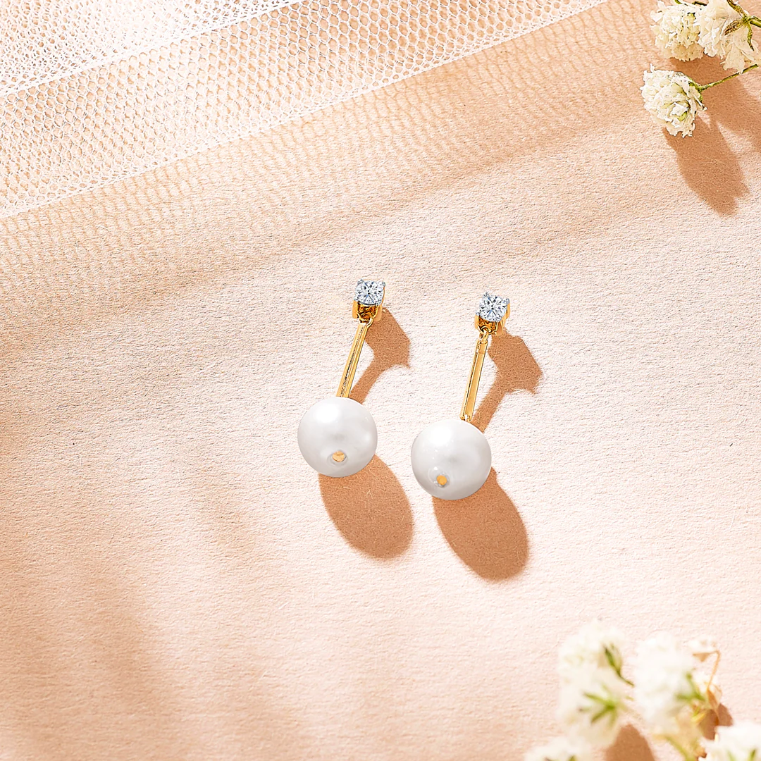 Elegant Yellow Gold & Diamond Drops & Dangler Earring